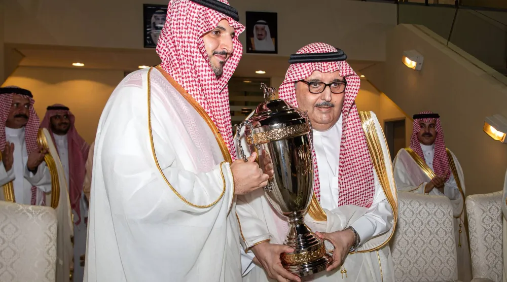 الأمير عبد العزيز بن أحمد بن عبد العزيز خلال التتويج (الشرق الأوسط)