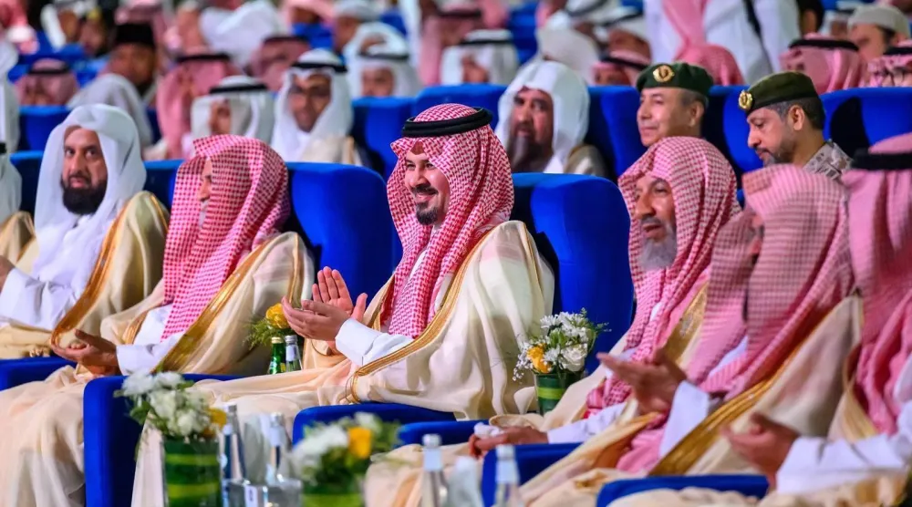 أمير المدينة المنورة خلال افتتاحه أعمال «المؤتمر الدولي لجهود المملكة في مواجهة الانحرافات الفكرية» (واس)