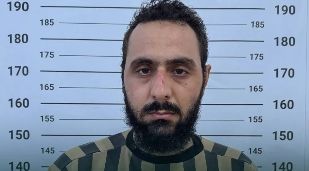 أحد الموقوفين ضمن الخلية التابعة لتنظيم «داعش» التي أعلن الأمن السوري تفكيكها (سانا)