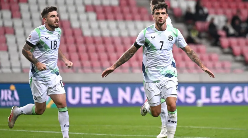 Troy Parrott (sağda) İrlanda’nın İsrail karşısındaki ilk golünü kutlarken (DPA)