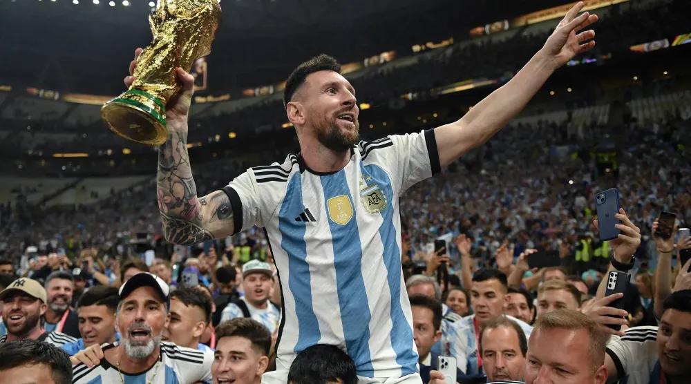 الفوز بـ«كأس العالم 2022» أعظم إنجازات ميسي مع الأرجنتين (غيتي)