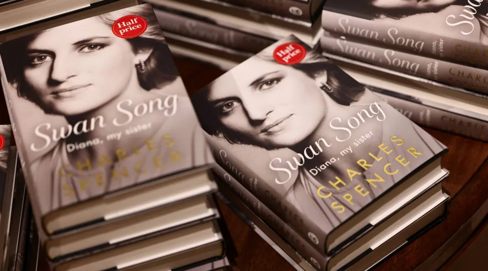في «Swan Song» يكشف تشارلز سبنسر عن أسرار كثيرة في الحياة الخاصة لشقيقته (رويترز)