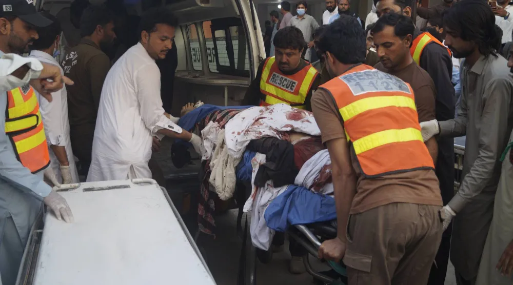 مصابون جراء الهجوم الذي استهدف نقطة تفتيش أمنية في ديرة إسماعيل خان لدى وصولهم إلى المستشفى (إ.ب.أ)