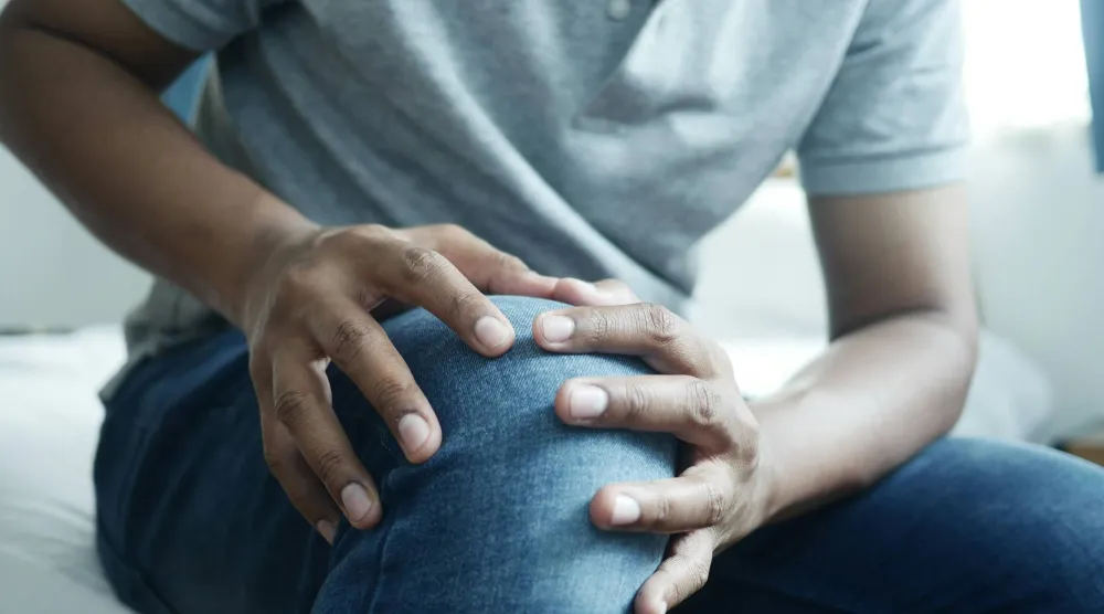 البرد قد يجعل العضلات والأربطة والمفاصل أكثر تيبساً وألماً (أرشيفية - بيكسلز)