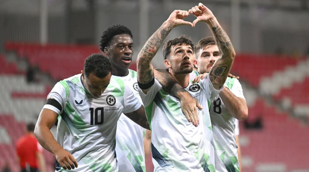 تروي باروت لاعب آيرلندا يحتفل بتسجيل الهدف الأول لمنتخب بلاده أمام إسرائيل في دوري الأمم الأوروبية (د.ب.أ)