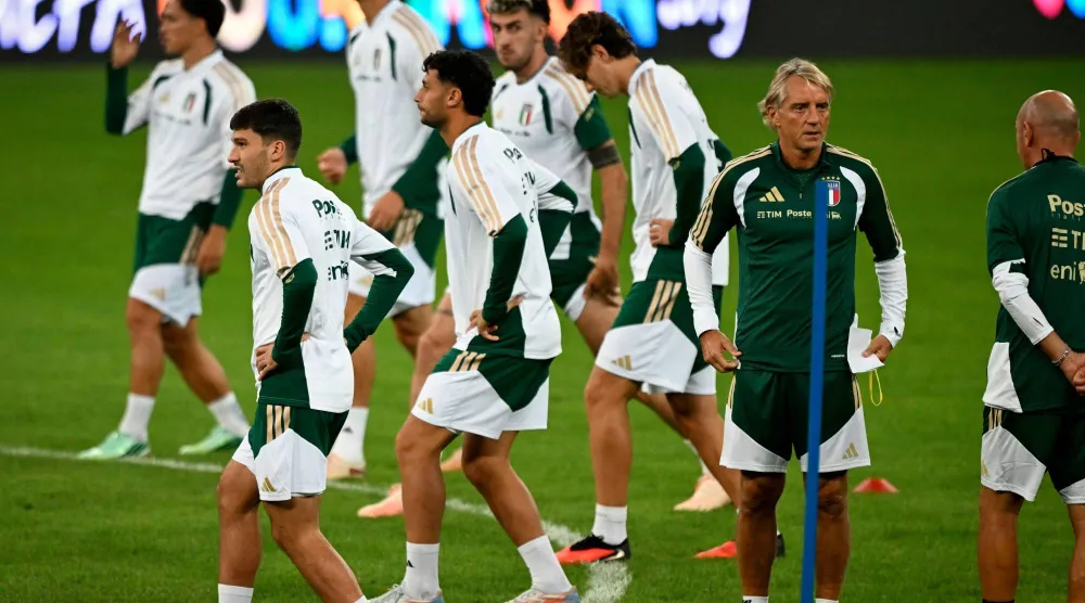مدرب إيطاليا روبرتو مانشيني ولاعبو المنتخب خلال حصة تدريبية عشية مواجهة تركيا في دوري الأمم الأوروبية (أ.ف.ب)
