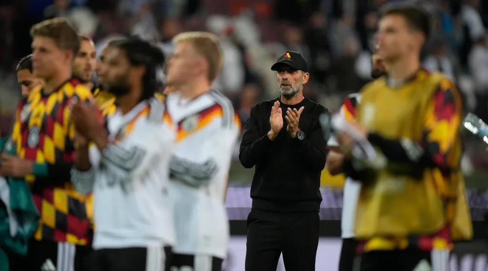 مدرب ألمانيا يورغن كلوب يغادر أرض الملعب عقب مواجهة اليونان في دوري الأمم الأوروبية (أ.ب)