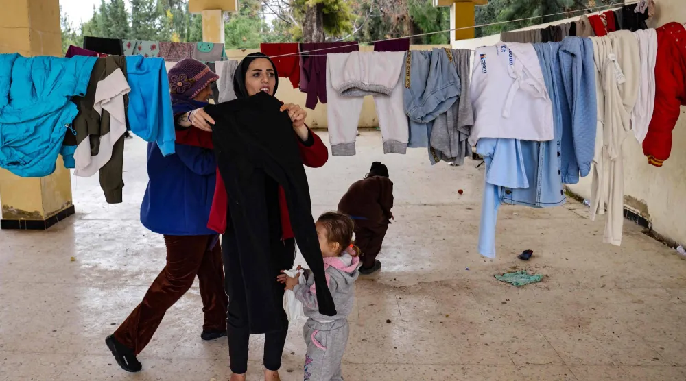 فتاة نازحة من جنوب لبنان في إحدى مدارس مدينة صور التي تحوّلت إلى مركز للنازحين (أ.ف.ب)