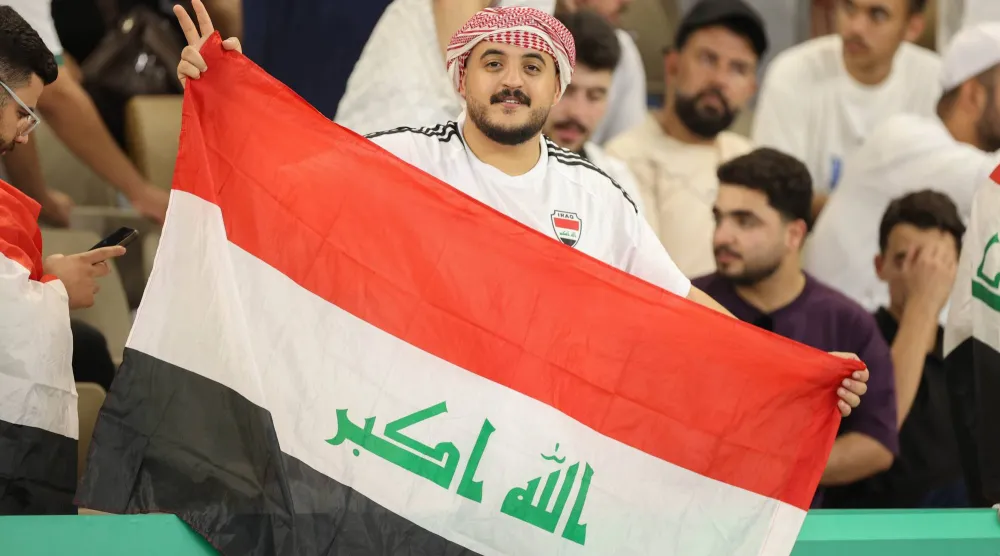 مشجع عراقي يساند منتخب بلاده خلال منافسات «خليجي 27» في جدة (تصوير: علي خمج)