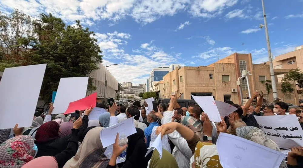 جانب من احتجاج العاملين بالقطاع الطبي في غرب ليبيا يوم الاثنين (اتحاد حراك القطاع الصحي في ليبيا)