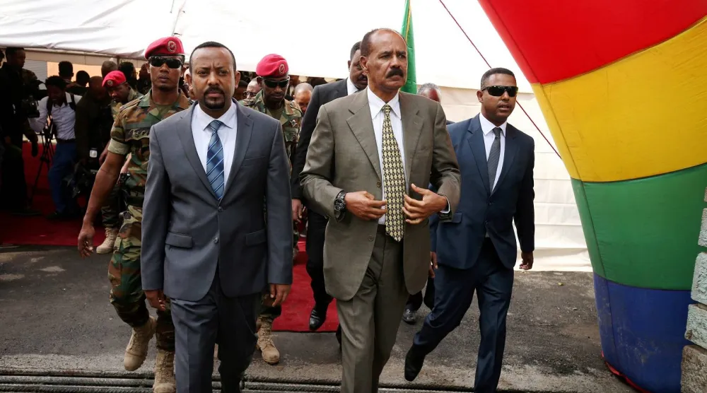 الرئيس الإريتري أسياس أفورقي ورئيس الوزراء الإثيوبي آبي أحمد خلال افتتاح السفارة الإريترية في أديس أبابا يوليو 2018 (رويترز)