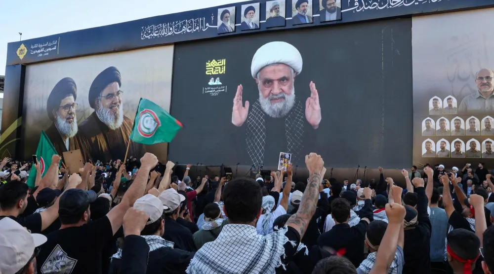 الأمين العام لـ«حزب الله» نعيم قاسم متحدثاً في الذكرى الثانية لاغتيال الأمينين العامّين الأسبق حسن نصر الله والسابق هاشم صفي الدين (أ.ف.ب)