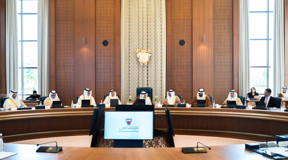 ولي العهد البحريني مترئساً جلسة مجلس الوزراء في قصر القصيبية الاثنين (بنا)