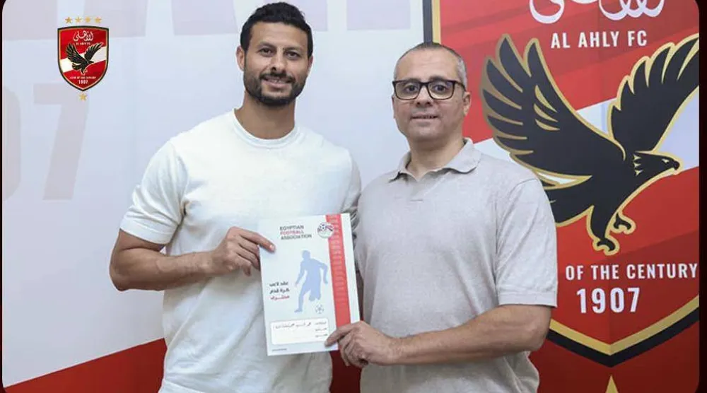 محمد الشناوي حارس مرمى الأهلي المصري وقائده يحتفل بتمديد تعاقده (النادي الأهلي)