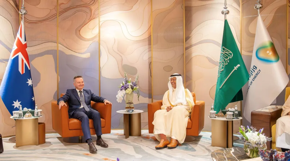 الأمير عبد العزيز بن سلمان خلال اجتماعه مع الوزير الأسترالي كريس بوين في جدة الاثنين (واس)