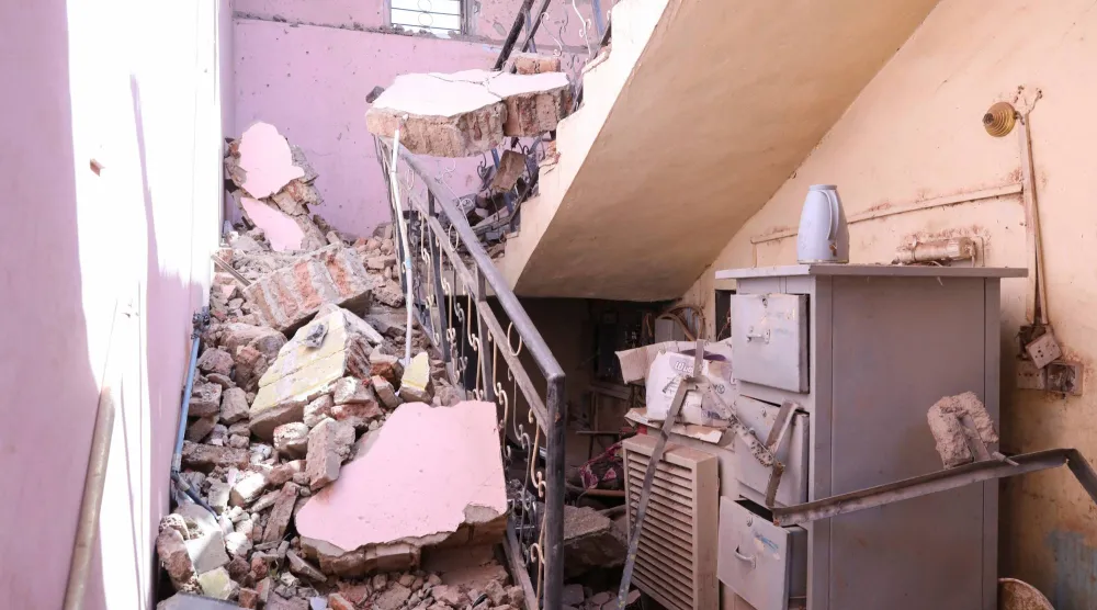 حطام متناثر داخل مبنى كلية التنمية والعلوم التكنولوجية عقب هجوم بمسيّرة في مدينة الأُبيّض يوم 15 سبتمبر (رويترز)
