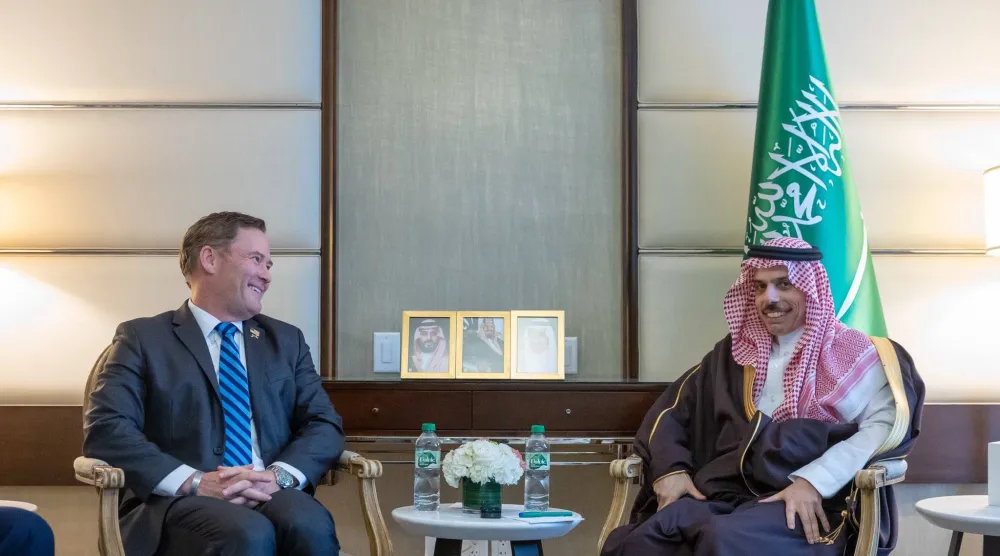 الأمير فيصل بن فرحان وزير الخارجية السعودي خلال لقائه المندوب الأميركي الدائم لدى الأمم المتحدة مايكل والتز في واشنطن (الخارجية السعودية)