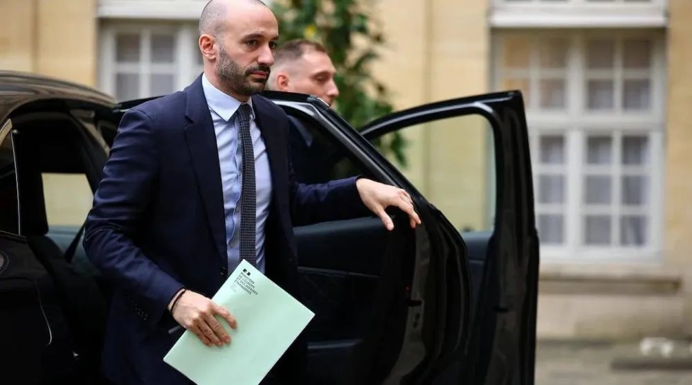 وزير الدولة الفرنسي للشؤون الأوروبية بنيامين حداد يصل إلى فندق «ماتينيون» في باريس (رويترز)