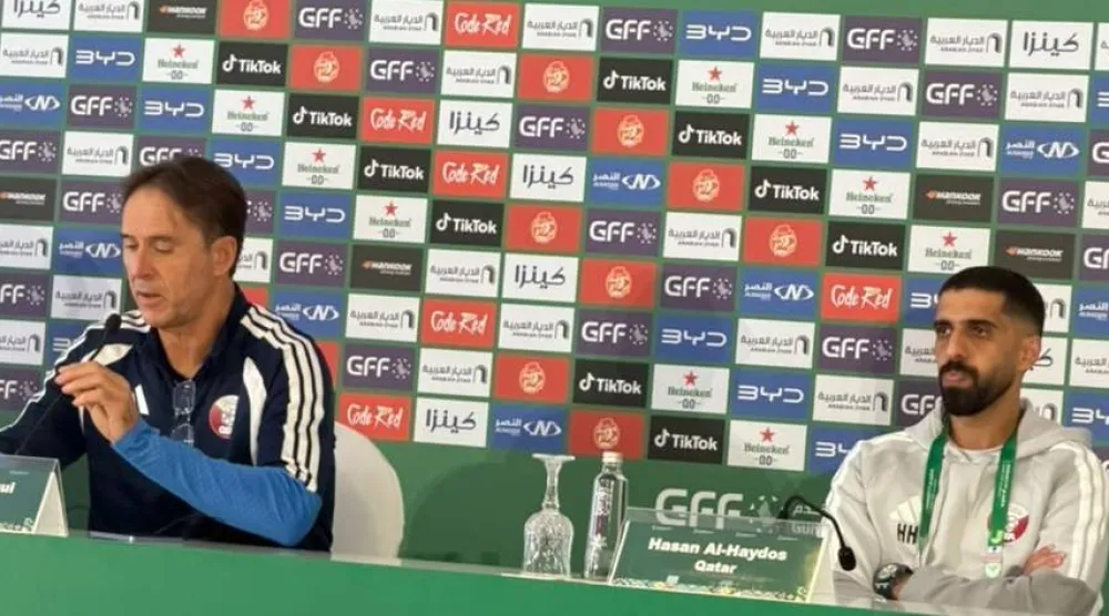 الإسباني جوليان لوبيتيغي مدرب المنتخب القطري وإلى جواره حسن الهيدوس (الشرق الأوسط)