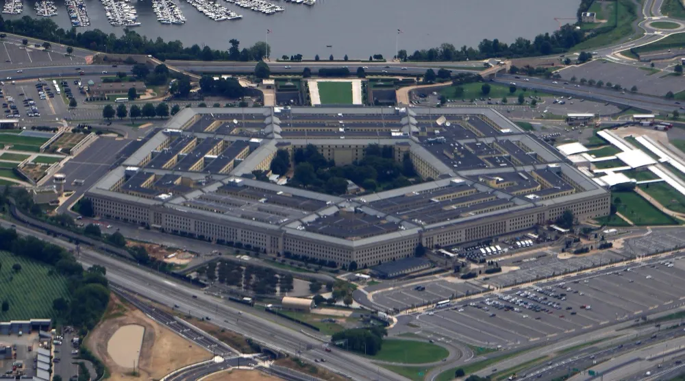 صورة لمبنى «البنتاغون» بينما تحلِّق طائرة «إير فورس وان» (أ.ب)