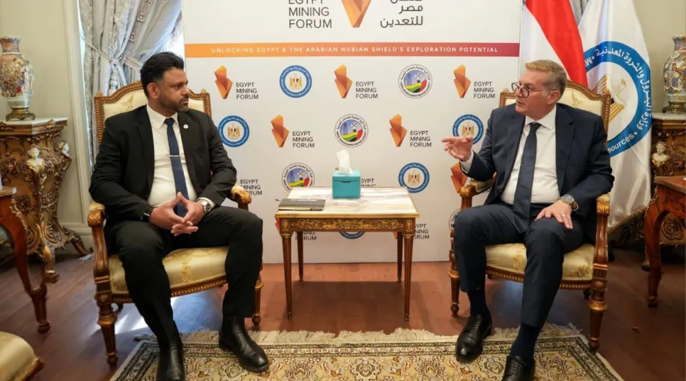 وزير البترول المصري كريم بدوي خلال استقباله فيفيك ناتاراجان نائب رئيس شركة «وورلي» العالمية لخدمات تسليم المشروعات (وزارة البترول)