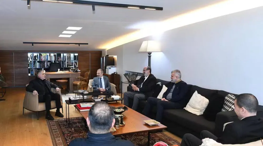 النائب جبران باسيل مستقبلاً وفداً من «حزب الله» سلّمه دعوة لحضور تشييع أمين عام الحزب السابق حسن نصر الله في شهر فبراير 2025 (حساب باسيل على «فيسبوك»)