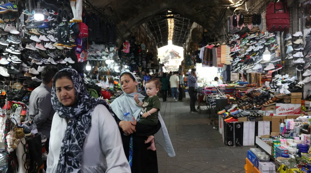 أشخاص يتجولون في سوق محلية بطهران، 26 سبتمبر 2026 (رويترز)
