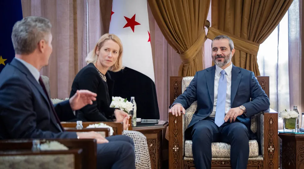 لقاء مسؤولة السياسة الخارجية في الاتحاد الأوروبي كايا كالاس بوزير الخارجية السوري بحضور رئيس بعثة الاتحاد الأوروبي إلى سوريا ميخائيل أونماخت (الخارجية السورية)