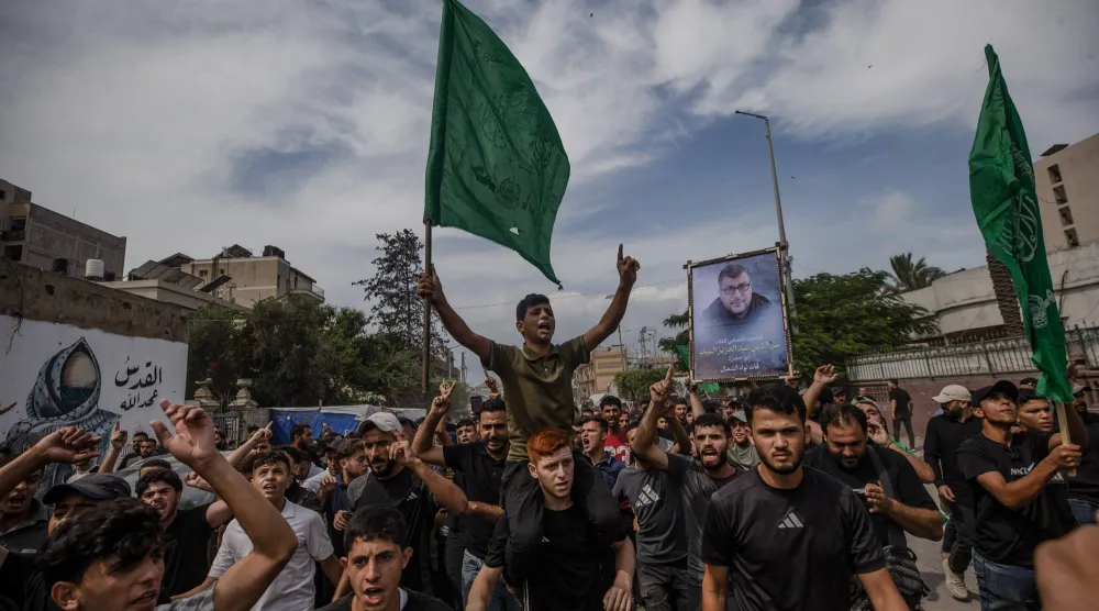 فلسطينيون يشيعون عز الدين البيك ومرافقه مهند أبو فول بمدينة غزة الثلاثاء (إ.ب.أ)