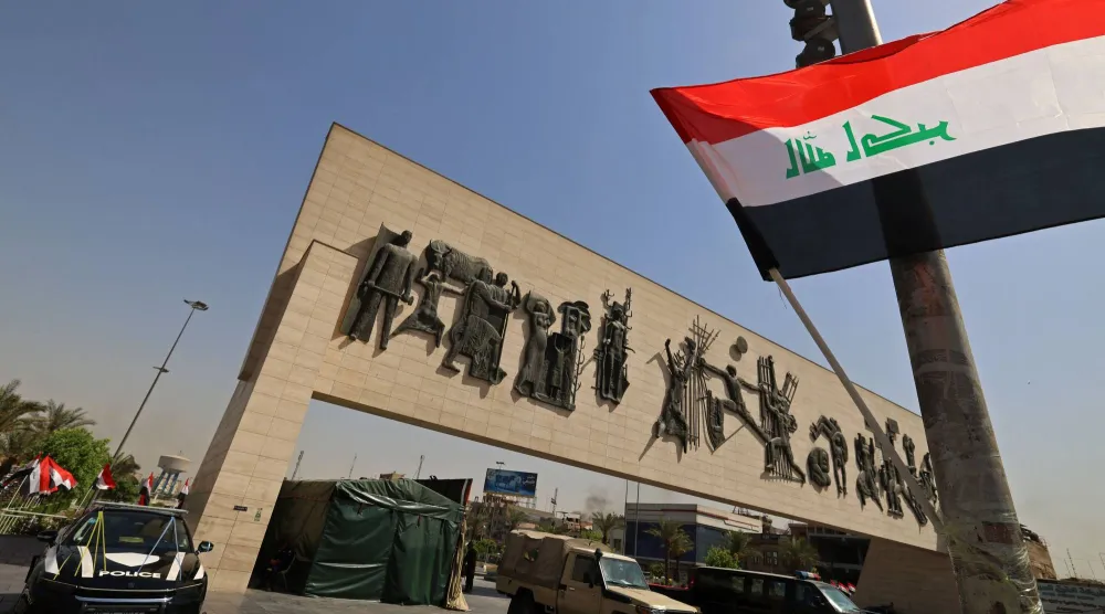 علم عراقي في «ساحة التحرير» ببغداد يوم 29 سبتمبر 2026 ضمن احتفالات تنظمها السلطات بمناسبة انتهاء مهمة التحالف الدولي لمحاربة «داعش» (أ.ف.ب)