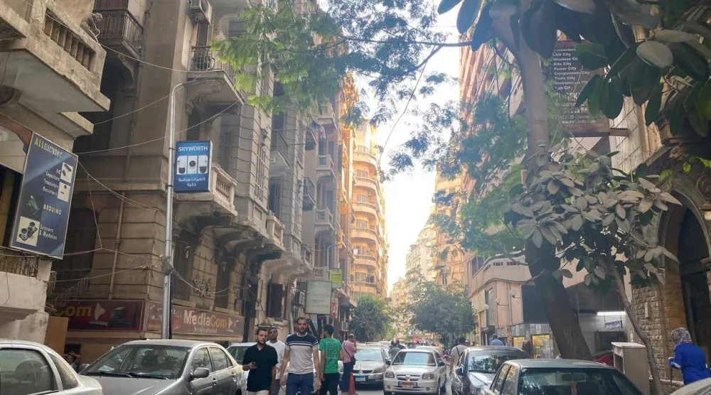 مصريون يسيرون في أحد شوارع وسط القاهرة (الشرق الأوسط)