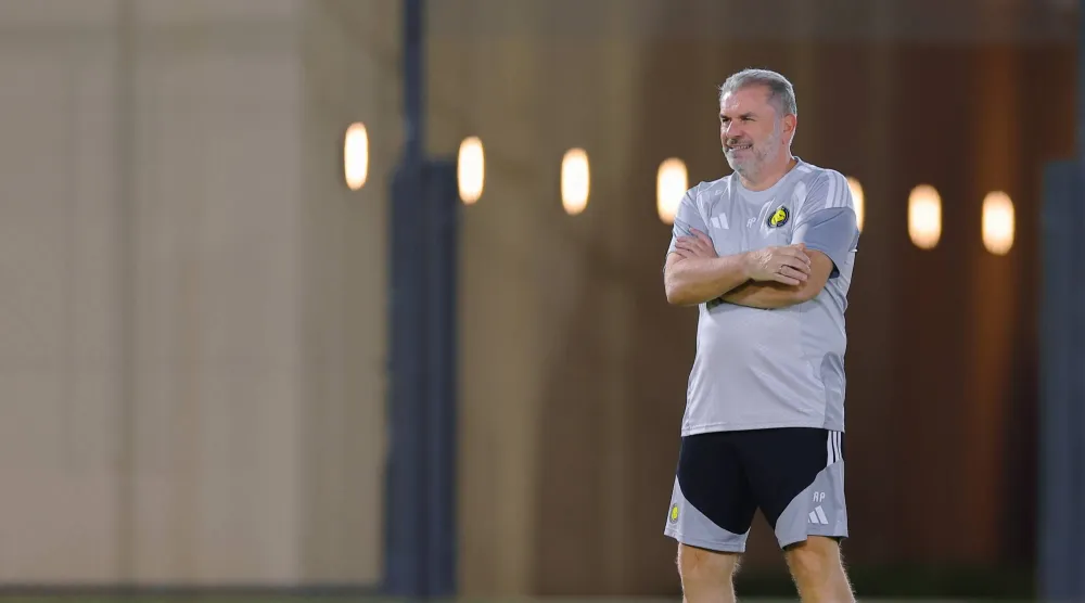 بوستيكوغلو خلال إشرافه على تدريبات النصر (موقع النادي)