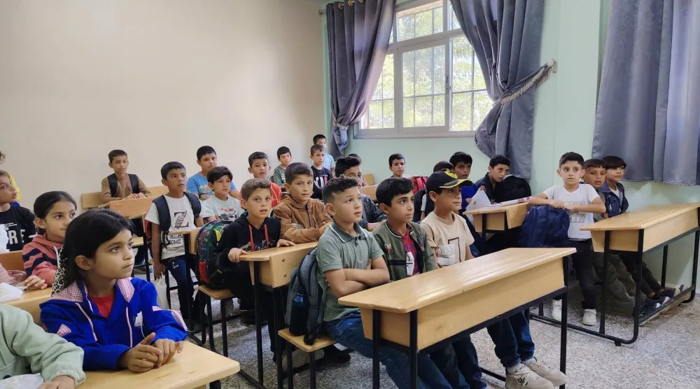 تلامذة صغار التحقوا بمدرسة في القصير بريف حمص جرى إعادة تأهيلها بتمويل من مركز الملك سلمان (مديرية التربية والتعليم بحمص)