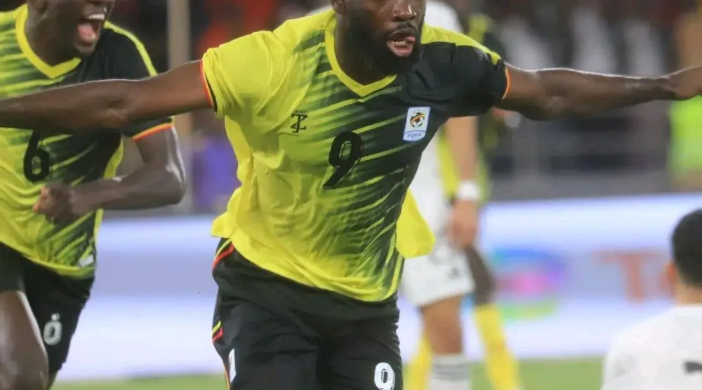 أرنولد فولا يحتفل بهدف الفوز الأوغندي بمرمى ليبيا (الاتحاد الأوغندي)