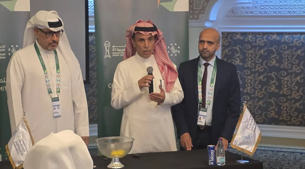 الدكتور خالد المقرن قبل لحظات من إجراء القرعة (الشرق الأوسط)