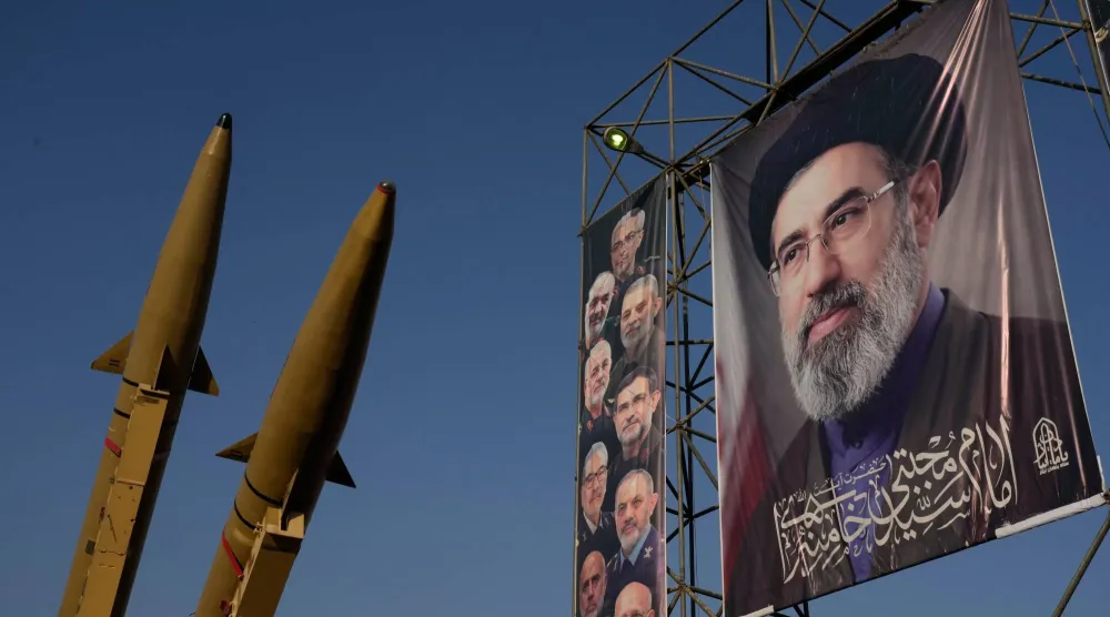 صواريخ إيرانية وصور للمرشد الإيراني مجتبى خامنئي وقادة عسكريين قُتلوا في ضربات أميركية وإسرائيلية خلال معرض عسكري في طهران الاثنين (أ.ب)