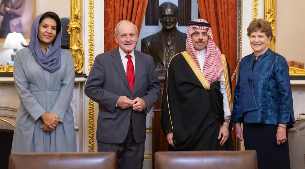 الأمير فيصل بن فرحان خلال لقائه السيناتور جيم ريش والسيناتور جين شاهين في واشنطن بحضور الأميرة ريما بنت بندر («الخارجية» السعودية)