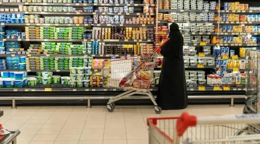 امرأة تتبضع من أحد المراكز التجارية والتموينية في السعودية (واس)