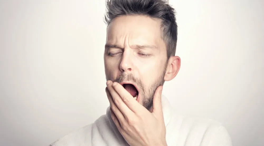 التثاؤب في حد ذاته سلوك شائع نقوم به عندما نشعر بالنعاس أو الملل (بيكسلز)