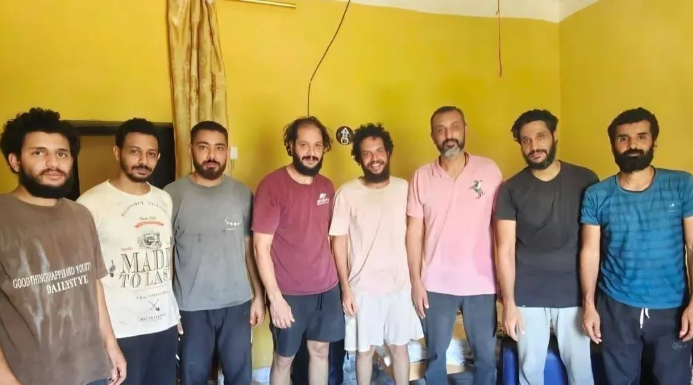 البحارة المصريون عقب تحريرهم الأربعاء (صفحة وزارة الخارجية المصرية على «فيسبوك») 