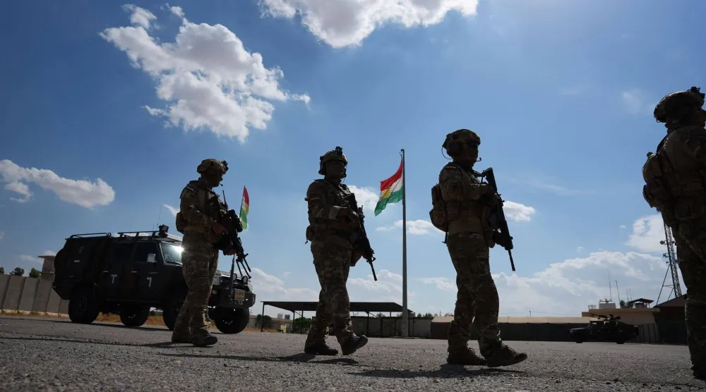 مقاتلون من «البيشمركة» الكردية يتخذون مواقعهم على جبل قره جوخ في قضاء مخمور جنوب أربيل عاصمة إقليم كردستان العراق 30 سبتمبر 2026 (د.ب.أ)