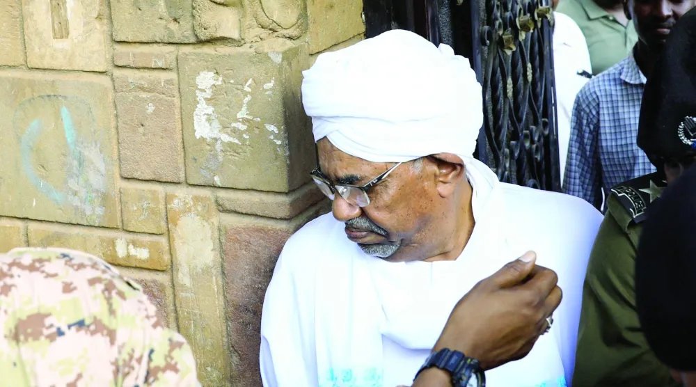 الرئيس السوداني السابق عمر البشير مغادراً مكتب المدعي العام لمكافحة الفساد في الخرطوم يوم 16 يونيو (رويترز)