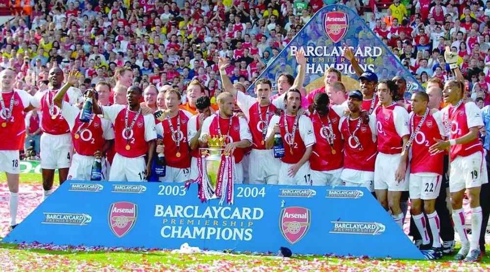 
آرسنال بقيادة أرسين فينغر يتوَّج بلقب الدوري الإنجليزي موسم 2003 - 2004 من دون أي خسارة (إ.ب.أ)