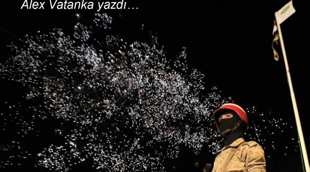 20 Eylül 2026'da Sana'da, Husi milislerinin Yemen'in başkentini ele geçirmesinin 12. yıldönümünü anmak için düzenlediği tören sırasında nöbet tutan bir güvenlik görevlisi