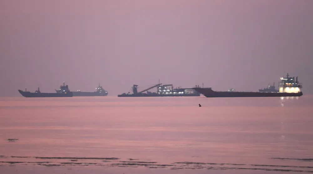 Vessels in the Strait of Hormuz near the beach of Bandar Abbas, Iran, September 28, 2026. Amirhosein Khorgooi/ISNA/via WANA (West Asia News Agency) via REUTERS