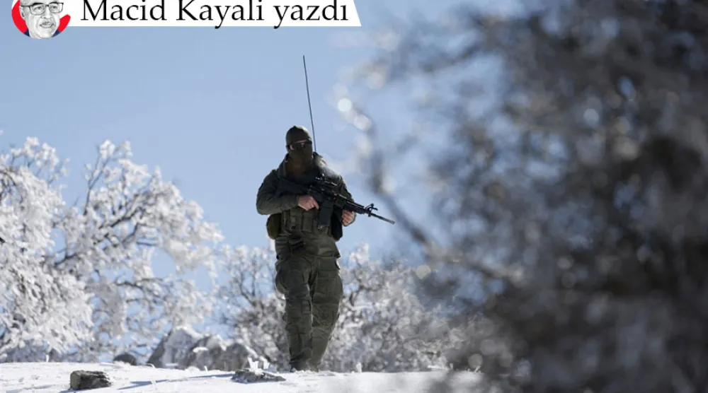 İsrail tarafından ilhak edilen ve Lübnan ile Suriye sınırında bulunan Golan Tepeleri'ndeki Hermon Dağı'nda devriye gezen bir İsrail askeri, 15 Ocak 2026 (AFP)
