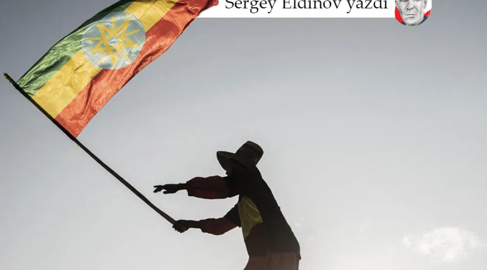 Addis Ababa'da, Etiyopya Silahlı Kuvvetleri'ni desteklemek için düzenlenen bir gösteri sırasında toplanan diğerlerine katılan bir adam Etiyopya bayrağı sallıyor (AFP)