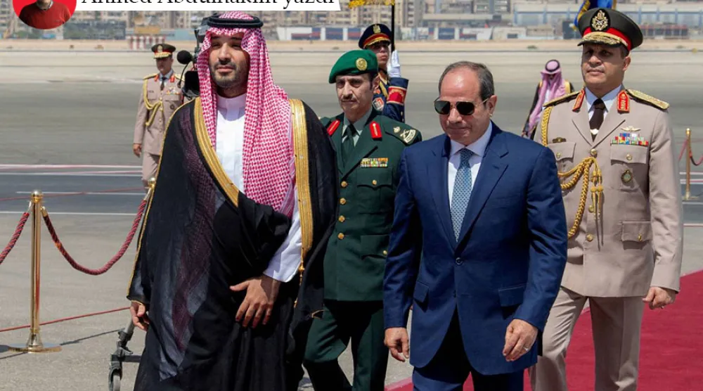 Mısır Cumhurbaşkanı Abdulfettah Sisi, Suudi Arabistan Başbakanı ve Veliaht Prensi Muhammed bin Selman’ı Kahire Havalimanı’na varışında karşıladı. (Reuters)