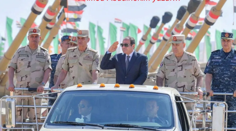 Mısır Cumhurbaşkanı Abdulfettah es-Sisi, Süveyş'te ordu birliklerini denetliyor, Ekim 2023 (Reuters)
