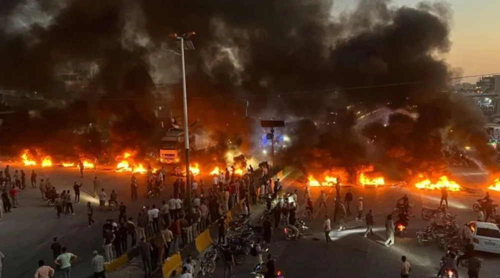 Akaryakıta yaklaşık yüzde 40 zam yapılmasıyla başlayan protestolarda İdlib'deki göstericiler ana yolları kapatmıştı (AP)